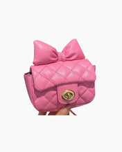 Load image into Gallery viewer, BOW DTL QUILTED TURNLOCK CROSSBODY
